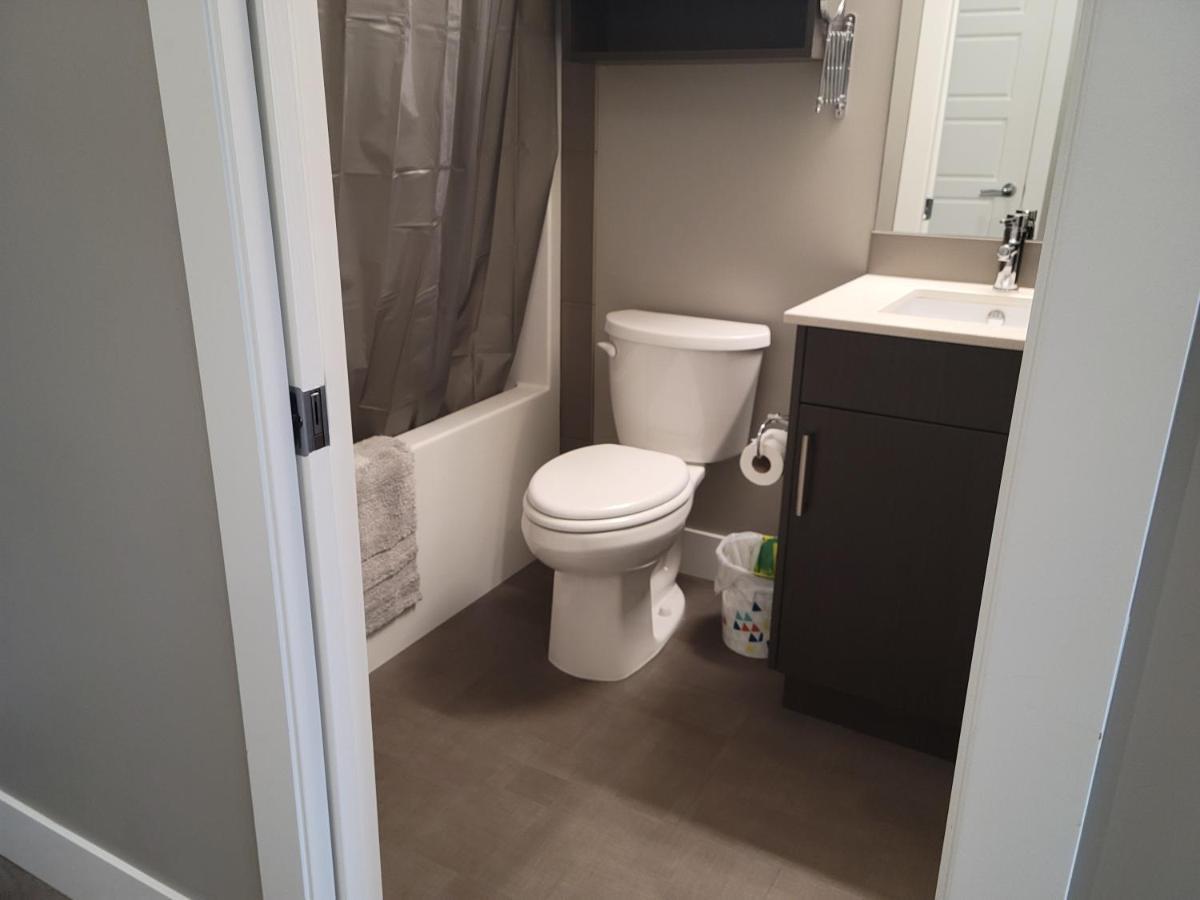 Cozy Studio Suite, 15Min Walk To Downtown Келоуна Екстер'єр фото